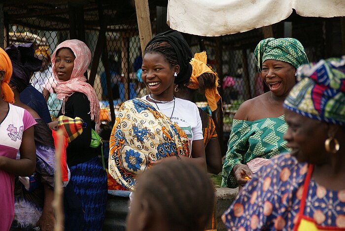 Frauen in Gambia in traditioneller Kleidung