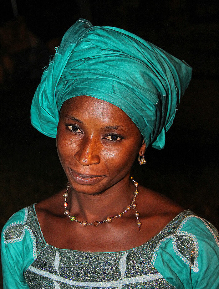 Lächelnde Frau aus Gambia
