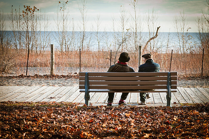 Paar auf einer Parkbank in Toronto