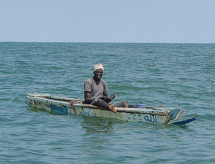 Fischer in seinem Boot in Gambia