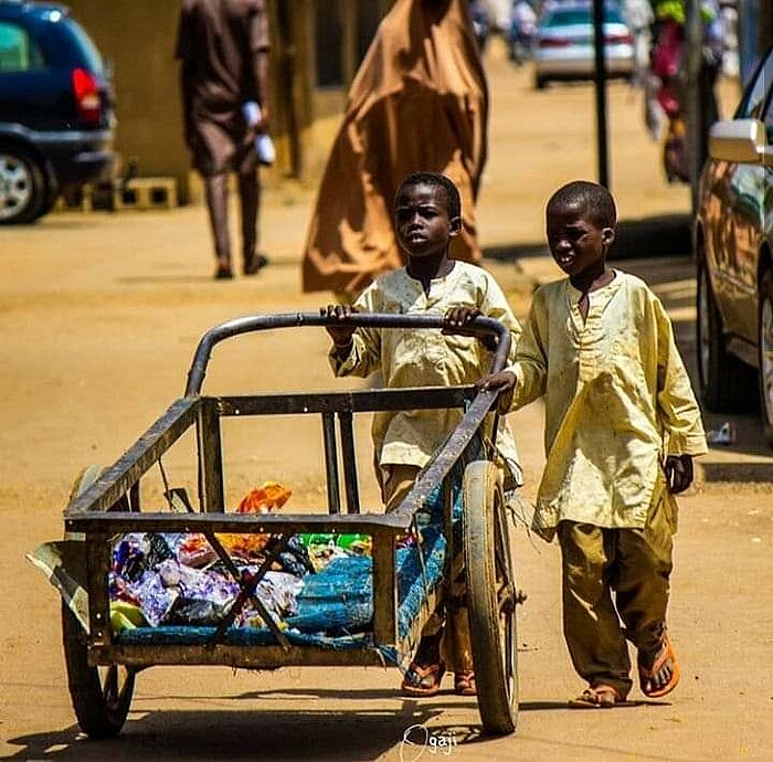 Kinder in Nigeria, die als Almajirai Kinderarbeit betreiben