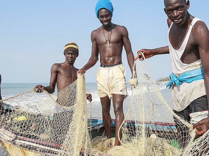 Fröhliche Fischer in Gambia